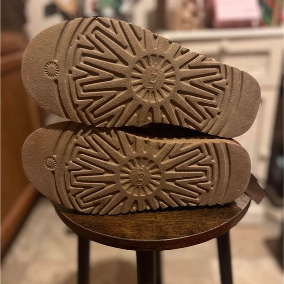 Ugg - Picture 2 of 8